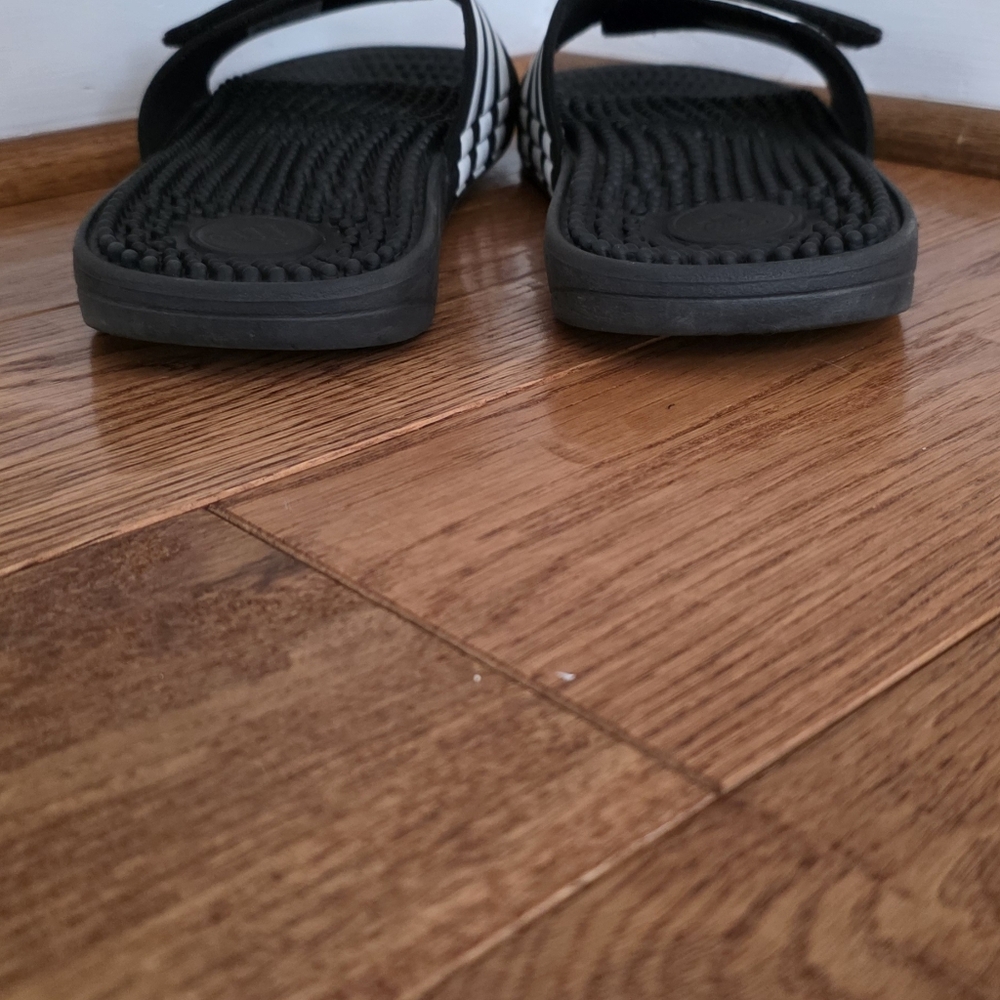 Adidas Adissage Slides – Size 9 – Unisex - Picture 3 of 6